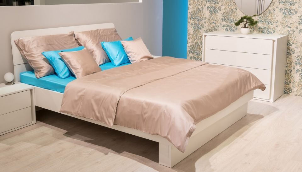 Bela klasična postelja Alples Medeja 180x200