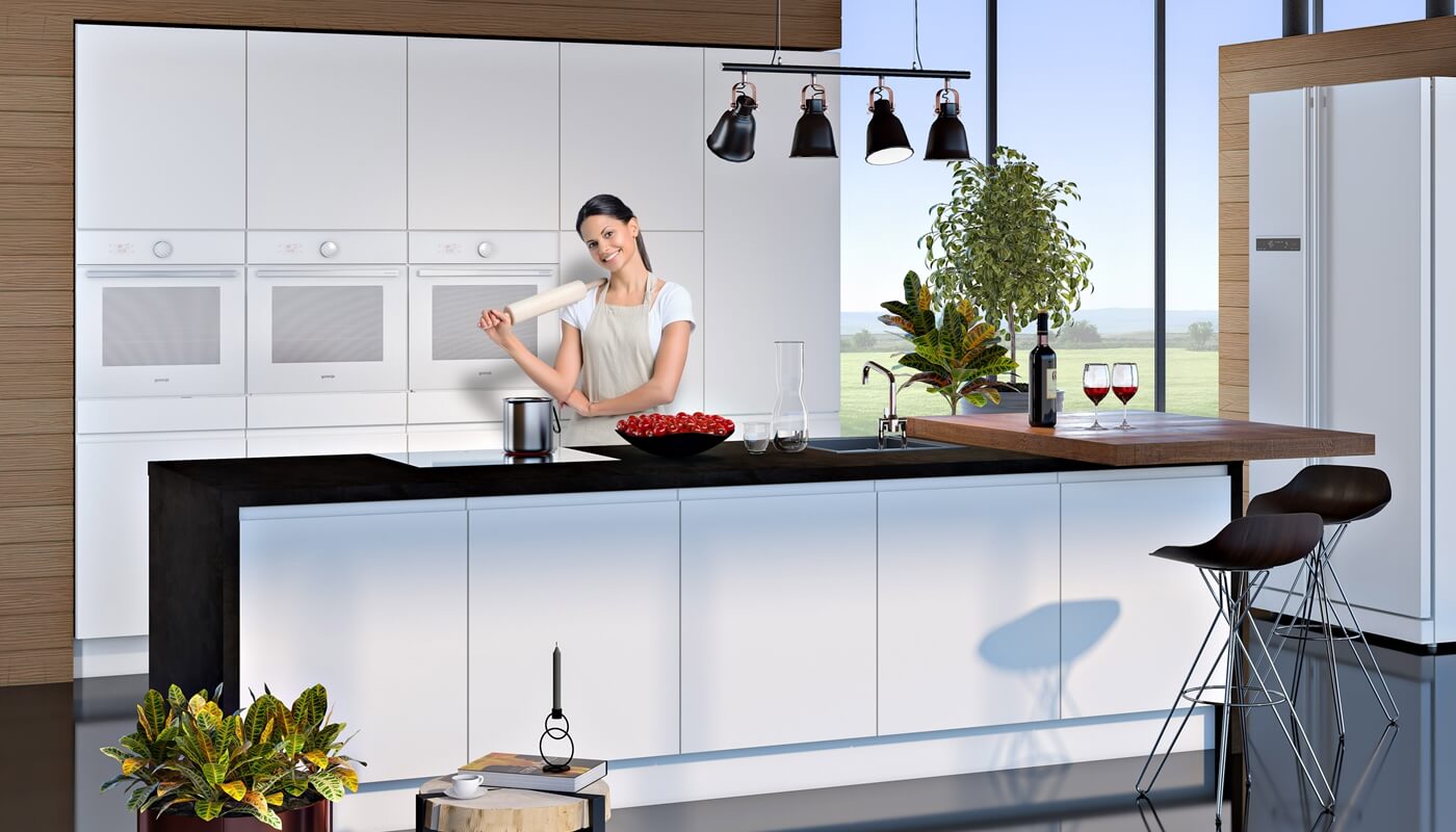 prikaz bele kuhinje in ženske pri kuhi