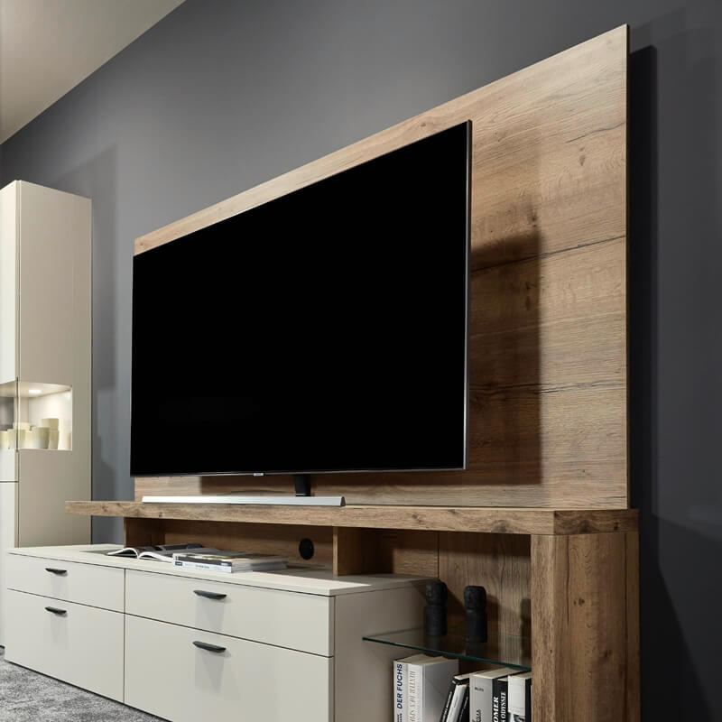 Poudarite osrednji del dnevne sobe z leseno oblogo za TV. Paneli, postavljeni vodoravno ali navpično, ustvarijo čudovito ozadje, ki doda globino in eleganco. Od tal do višine televizorja ali v celoti do stropa.