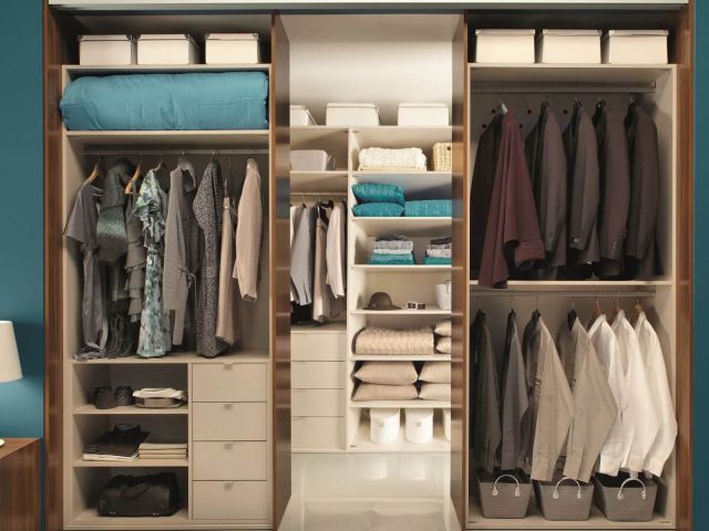 Garderobna omara - notranja ureditev za sezonska oblačila