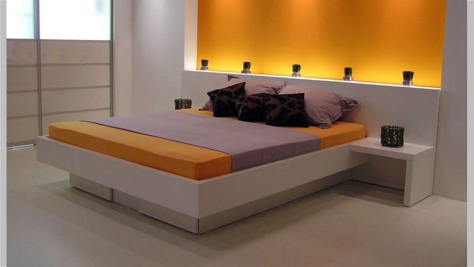 Akron postelja, model Svit s predali ali brez. Širina od 80 do 200 cm, dolžina do 220 cm. Možno je prilagoditi ležalno višino. Vzglavje klasično leseno ali oblazinjeno.