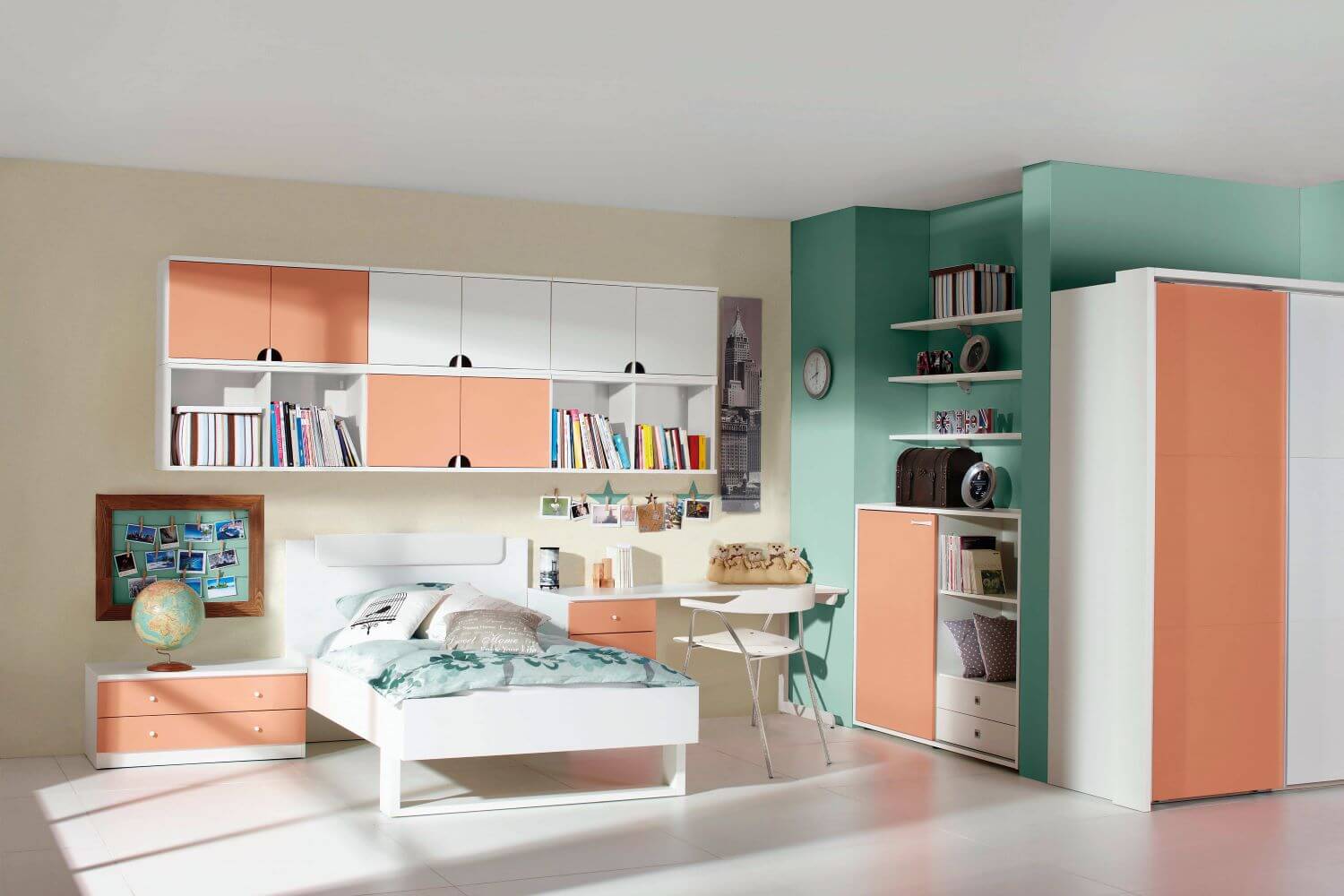 Kombinaciej barv v otroški sobi - bele in oranžne omare v kombinaciji z zeleno steno in posteljnino