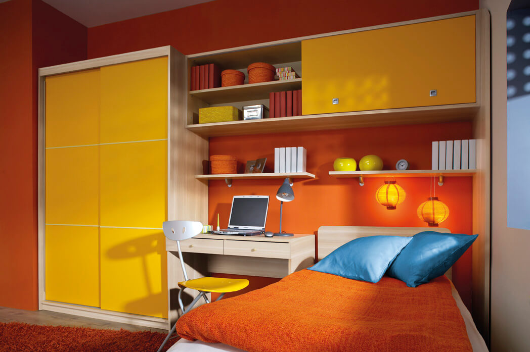 Živahne barve v otroški sobi Mali Princ - sestav omar v rumenih tonih in živahno oranžna posteljnina