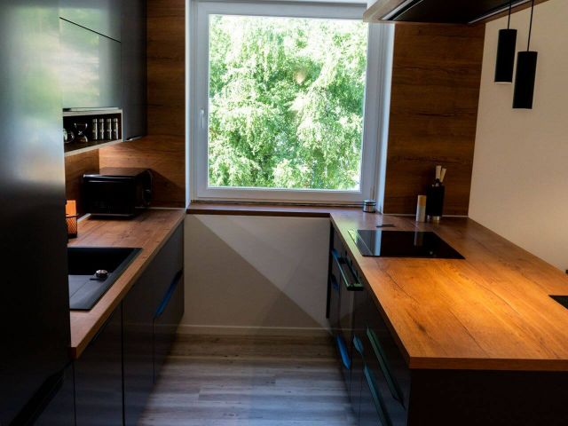 Stranski pogled na kuhinjo in pogled skozi okno