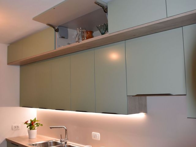 Kuhinja z omaricami čisto do stropa - dodatni shranjevalni prostor