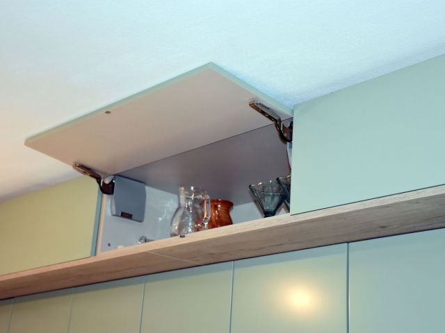 Praktično odpiranje zgornjih omaric v kuhinji
